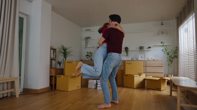 一名年轻女子抱着男友，为搬进新家而兴奋不已，男友却在她旧家的一堆纸板箱中推着她转来转去。为一对夫妇组