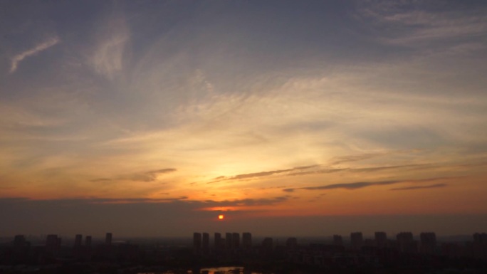 城市天际线太阳升起彩霞朝阳初生的太阳日出