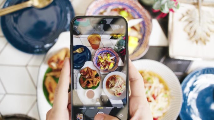 女性用现代智能手机给食物拍照