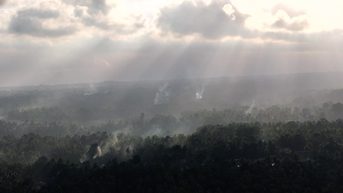 鸟瞰图，一个村庄的燃烧活动产生的烟雾。重度雾霾和PM2.5覆盖地区。空气污染和生态问题