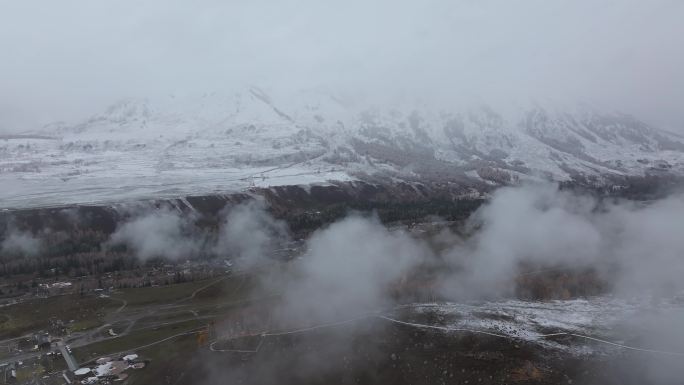 航拍下雪天的新疆禾木村