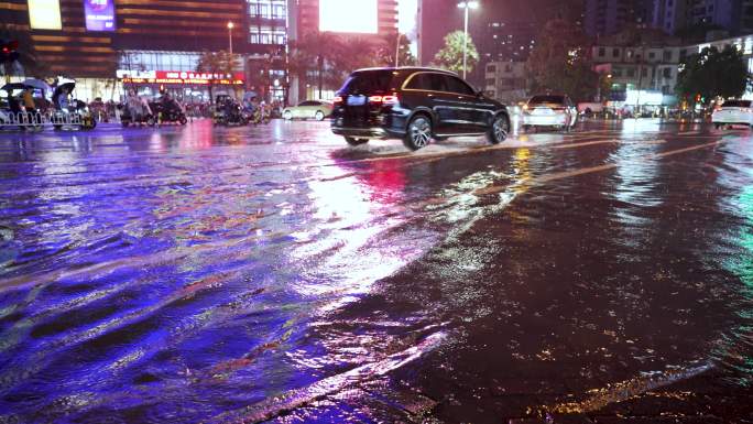 雨夜忙碌都市