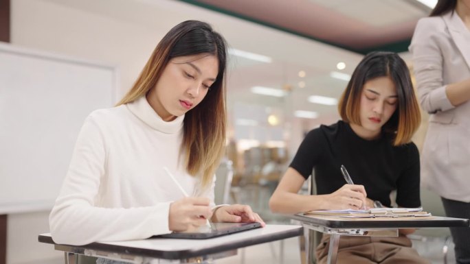 大学学院的指导老师和顾问会见女大学生，为她们的研究学习提供建议。大学校园课堂上，学院教授老师与亚洲学