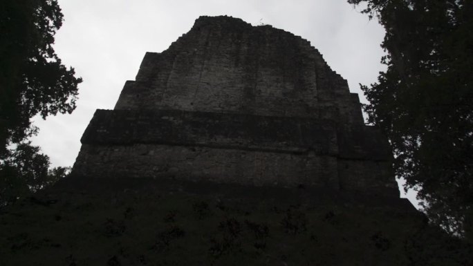 铭文神庙(蒂卡尔神庙六世)在黄昏多云的天空下，危地马拉佩滕