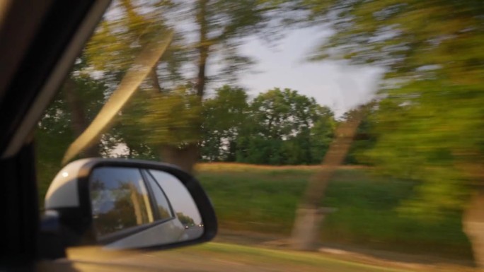 从高速公路上驾驶的汽车内看。侧窗车辆在道路上行驶