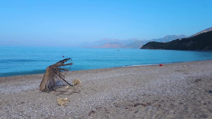 孤独的海岸:阿尔巴尼亚忙乱的暑假过后，卢科娃废弃的沙滩伞