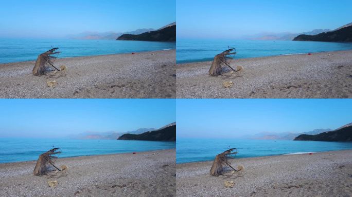 孤独的海岸:阿尔巴尼亚忙乱的暑假过后，卢科娃废弃的沙滩伞