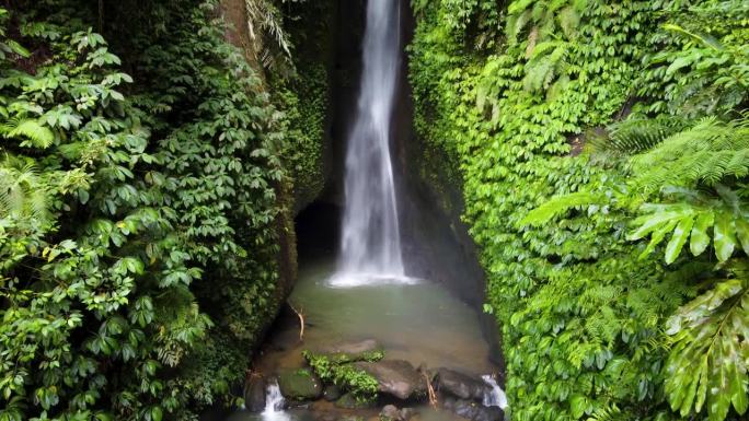 勒克勒克瀑布位于印尼巴厘岛幽静的热带丛林风光中，森林植被郁郁葱葱。缓倾斜天线