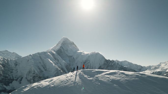 登山攀登雪山航拍