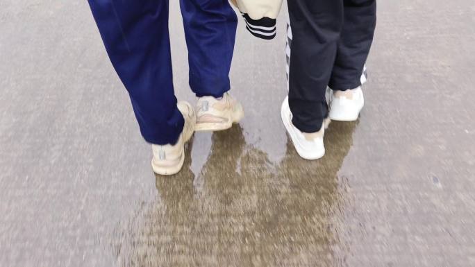 乡村雨天姐妹双脚行走特写女孩子兴奋走路