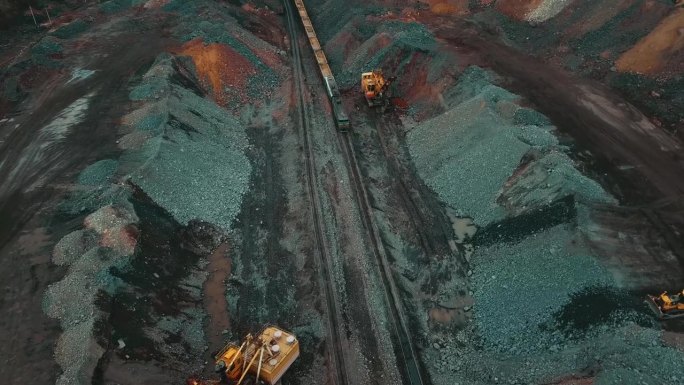 火车运载采石场的铁矿石。