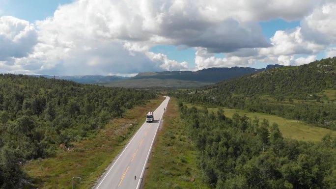 鸟瞰混凝土搅拌车在挪威阿格德的赛特斯达尔行驶。