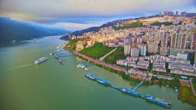 航拍蓄水后长江三峡巫峡