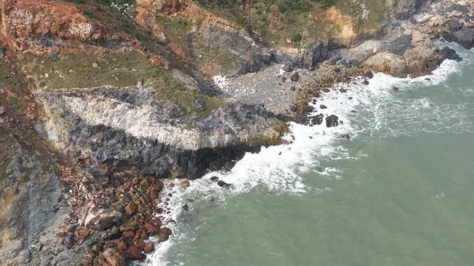 海浪拍打岸边