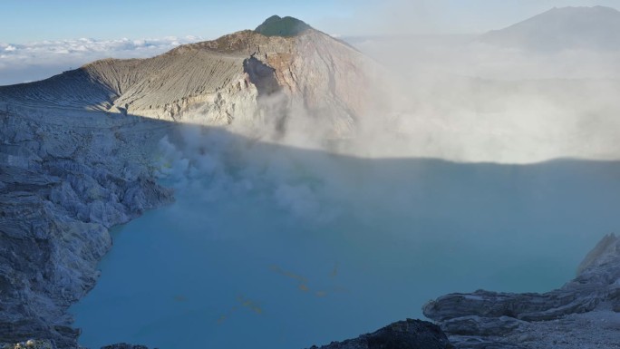 伊真山是一座火山和硫磺矿，位于印度尼西亚东爪哇的班宇旺吉附近。
