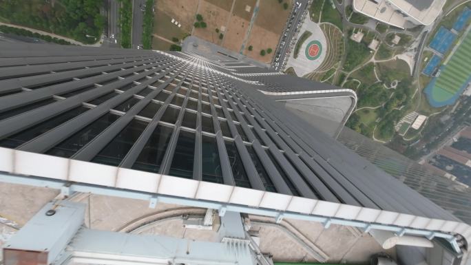 穿越机航拍郑州地标建筑双子塔一跃而下4K
