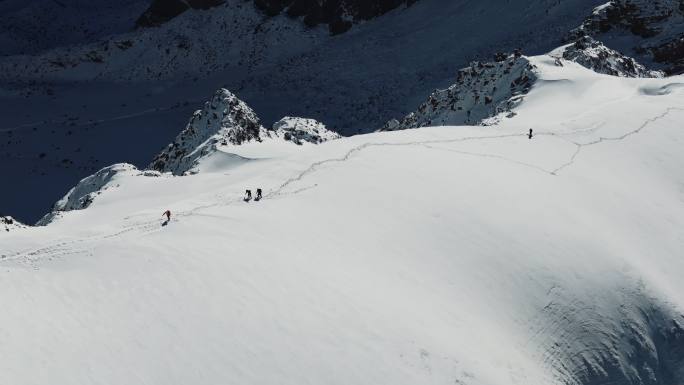 登山攀登雪山航拍