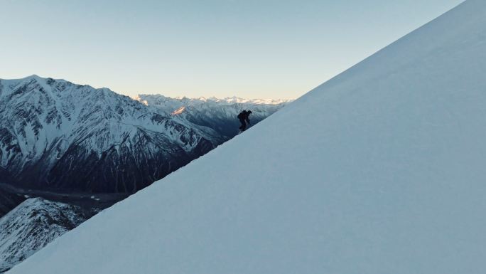 登山攀登雪山航拍