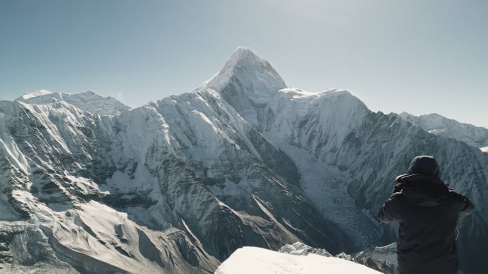 登山攀登雪山航拍