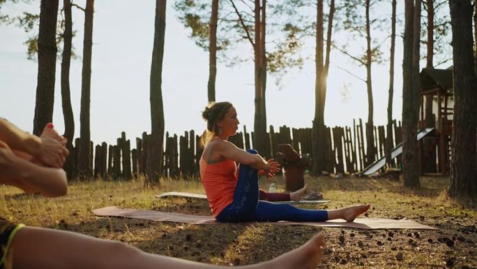 夏季乡村健身营瑜伽练习，减肥健体