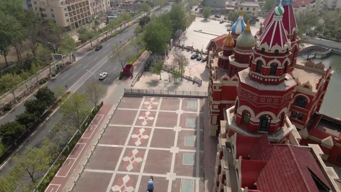 航拍无人机在俄罗斯风格的建筑旁低空飞行
