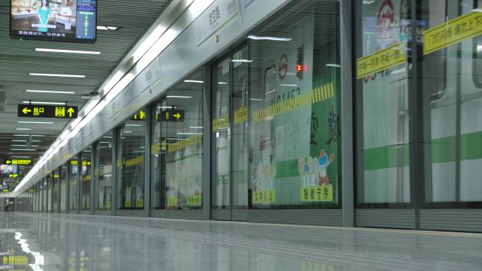 4K上海轨道交通地铁站人群地铁上奔波的人