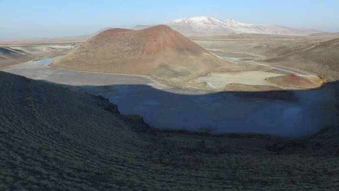 鸟瞰图的凝灰岩环锥与火山口，湖马尔和破火山口