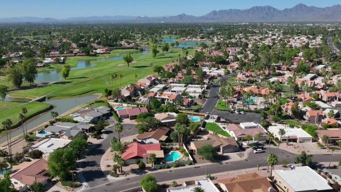 亚利桑那州斯科茨代尔的乡村俱乐部退休住宅开发和社区。美国西南部。空中轨道拍摄的房屋和家庭与高尔夫球场