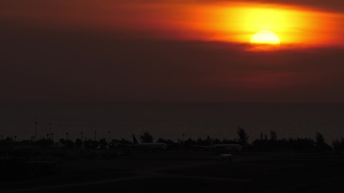 夕阳下的飞机，大海的背景