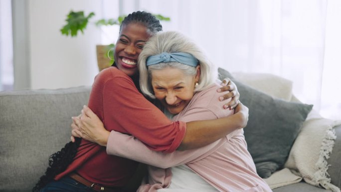 老年妇女、护理人员在养老院、家里或客厅里，在沙发上充满爱地拥抱，或在脸上露出幸福的表情，并给予支持。