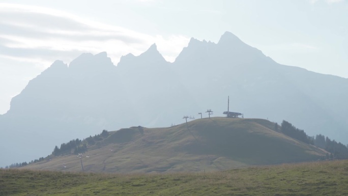 夏季，阿尔卑斯山滑雪胜地的轮椅升降机和凹痕Midi的Moody场景