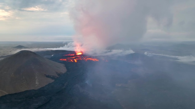 无人机拍摄的little - hurutur火山喷发画面。冰岛、Fagradalsfjall。鸟瞰火