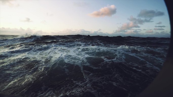 从波涛汹涌的海上的一艘船上