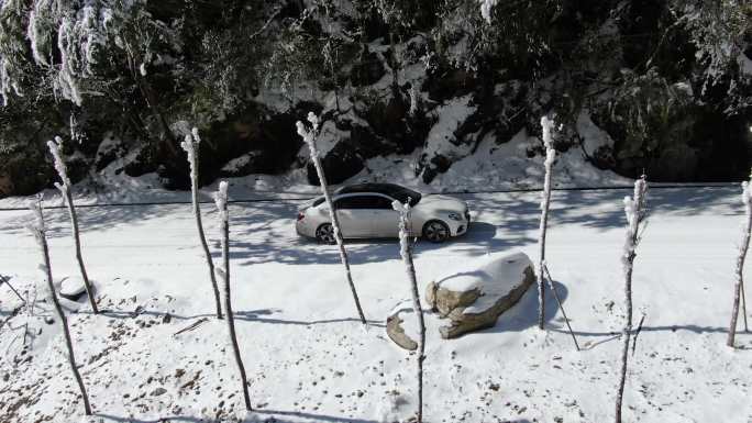 奔驰小轿车在雪地公路行驶旅行航拍雪景雾凇