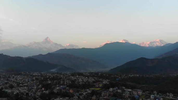 空中向前拍摄的马查普查尔峰和博卡拉城市景观，尼泊尔
