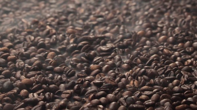 烤咖啡豆。烟来自新鲜的咖啡籽。