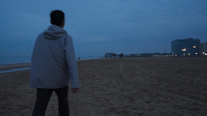4Klog 海边孤独的人行走