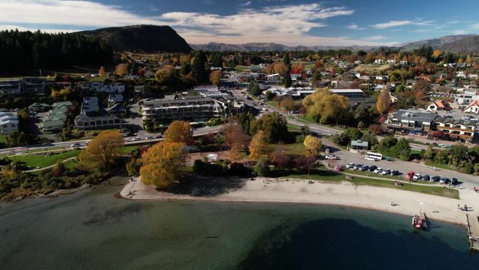 瓦纳卡镇秋天的美丽色彩，湖边有酒店和餐馆。新西兰航空