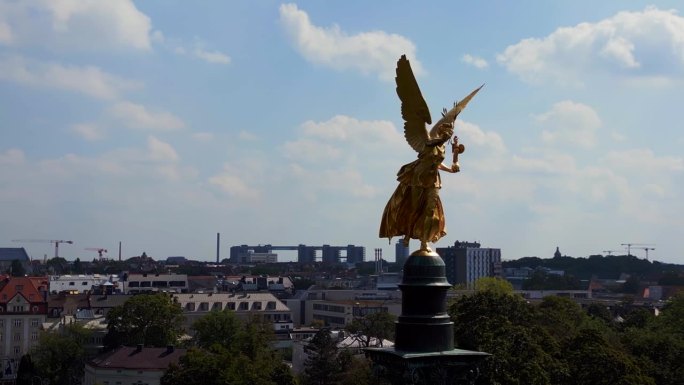 可爱的空中俯瞰飞行
金色和平天使柱德国巴伐利亚城市慕尼黑，夏日23日晴空万里多云。全景轨道无人机
4
