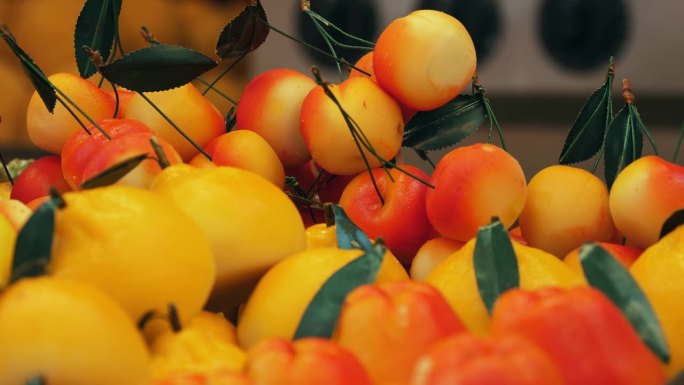 水果。特写镜头。柜台上陈列着樱桃、柠檬、李子、梨和其他水果。农贸市场的新鲜水果摊。商店里成熟多汁的水