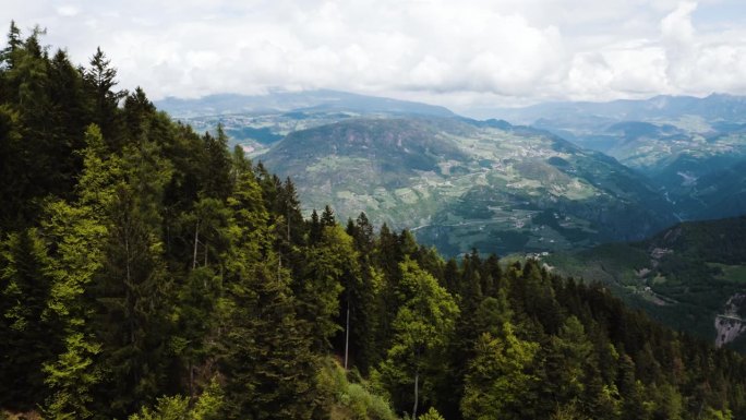 无人机拍摄的意大利科勒地区树木繁茂的山脉。