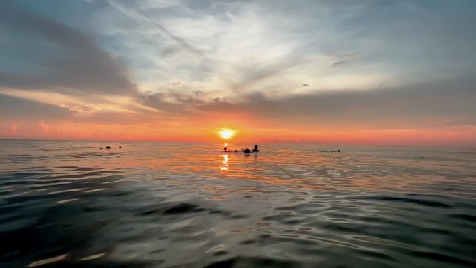 日落时分，一家人在海边玩耍，一起在海滩度假。广角镜头