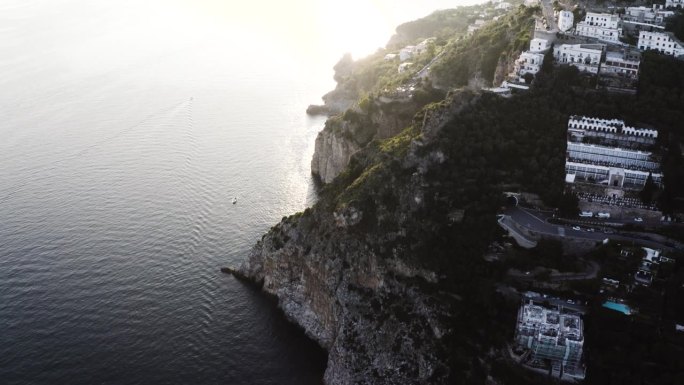 俯瞰意大利普拉亚诺陡峭的海滨。