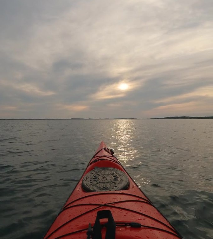 在瑞典科斯特群岛，日落时分在开阔的海水中划皮艇和划桨。