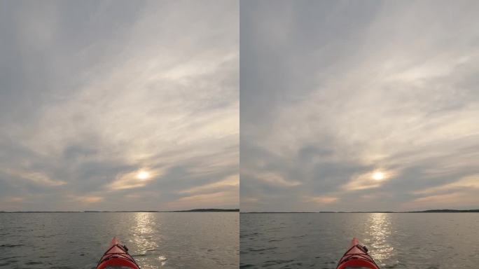 在瑞典科斯特群岛，日落时分在开阔的海水中划皮艇和划桨。