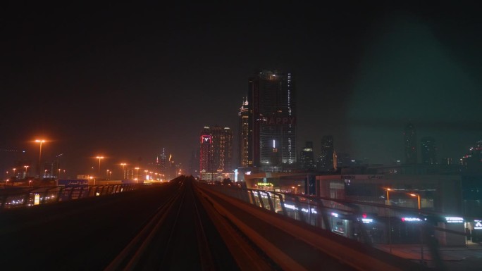 迪拜地铁夜景夜晚黑天夜间美景公路直行