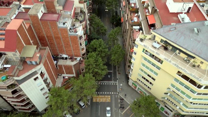 航拍巴塞罗那天际线与道路之间的建筑和机动车在道路上运行的电影镜头。