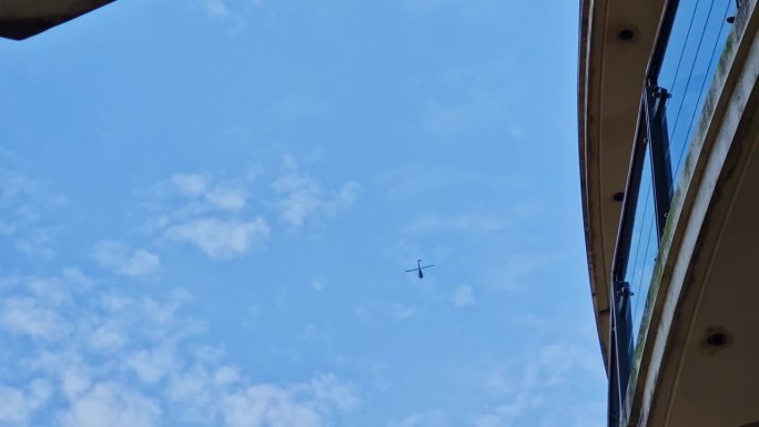 从建筑物的阳台上看到直升机飞过伦敦市