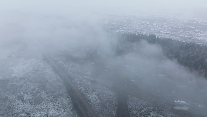 航拍大雪纷飞的新疆禾木村