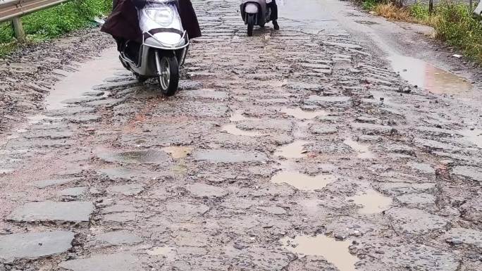 摩托车开过坑洼道路泥巴路摩托车通过排骨路